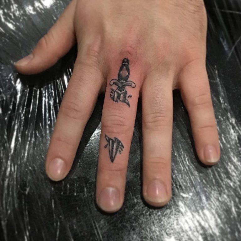 Tatuagem de adaga no dedo